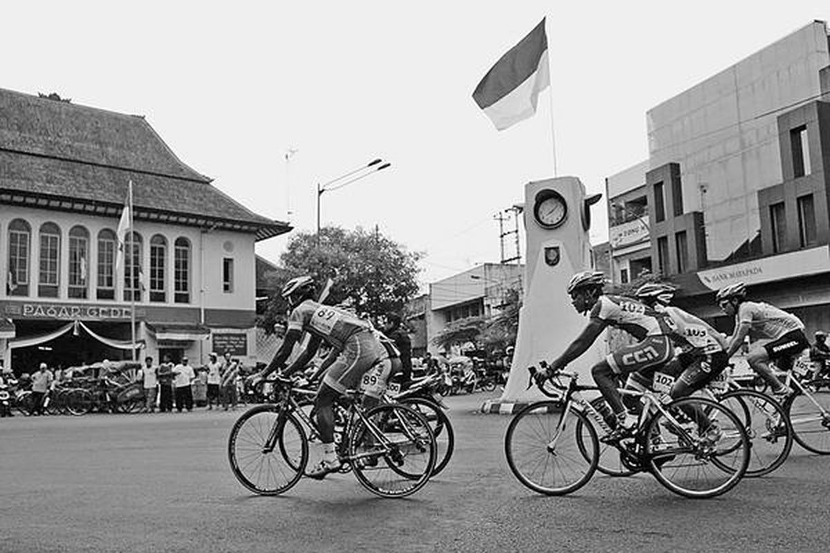  Pebalap sepeda kelas Men Elite melewati depan Pasar Gede Solo menuju puncak Cemoro Kandang, Tawangmangu, Karanganyar, Jawa Tengah, dalam Lomba Customs Cycling-United Bike seri II/2011, Sabtu (17/9). Lomba dengan jarak tempuh 84 kilometer tersebut dimenangkan oleh M Taufik dari Pengprov ISSI DI Yogyakarta dengan waktu 3 jam, 10 menit, dan 57,061 detik.