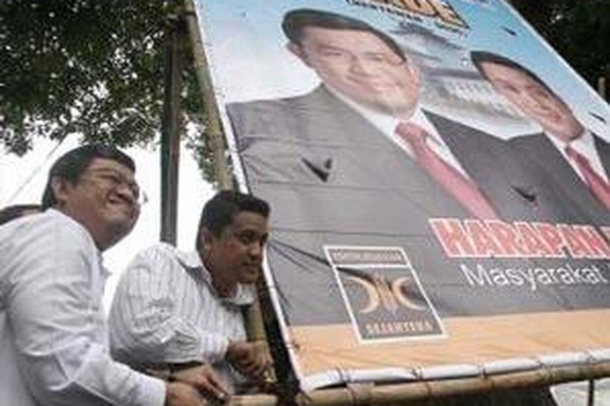 Pasangan calon Gubernur Jabar, Ahmad Heryawan dan Wakil Gubernur Jabar, Dede Yusuf tengah membongkar baliho yang dipajang di Jalan Diponegoro, Bandung, Jumat (15/2).