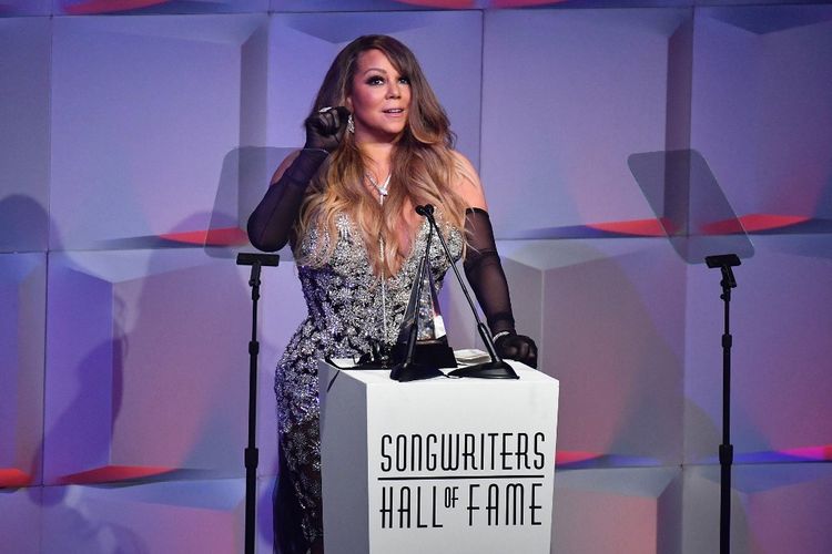 Penyanyi Amerika Serikat Mariah Carey tampil dengan busana glamor saat penganugerahan Songwriters Hall of Fame 51st Annual Induction dan Awards Gala di New York, AS, Kamis (16/6/2022) 