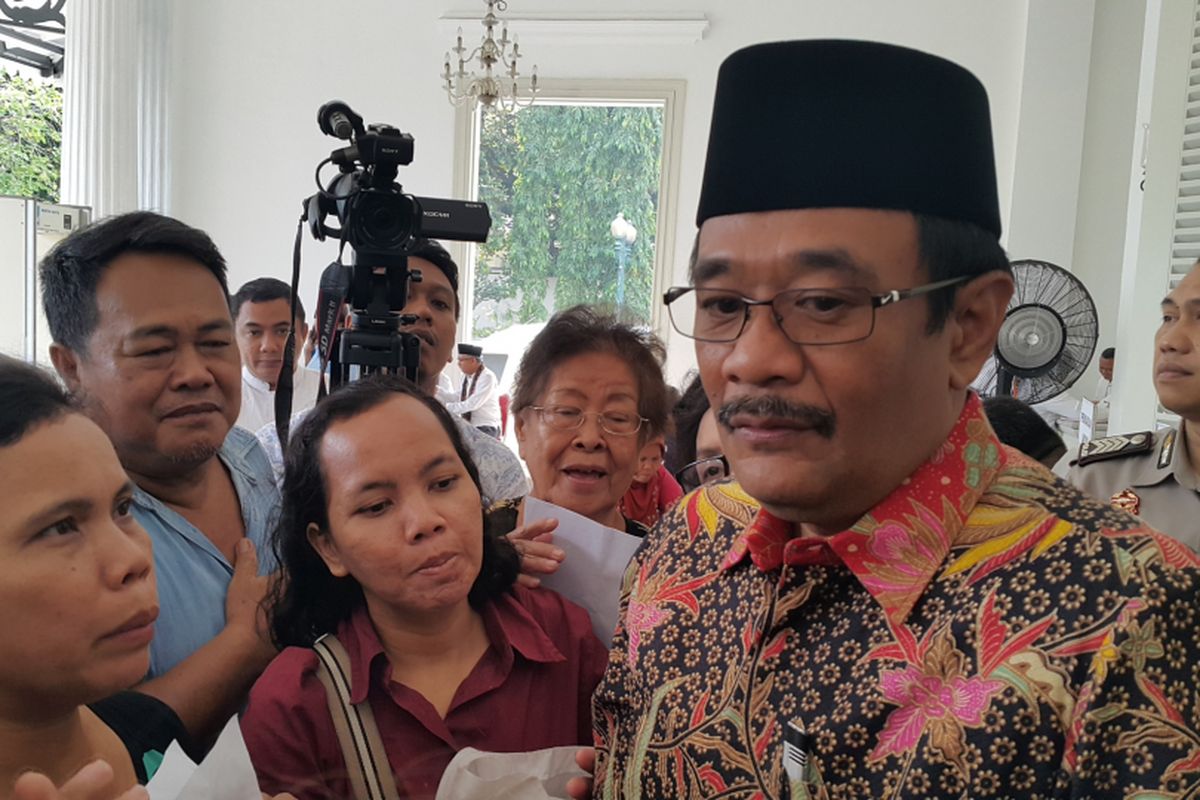 Pelaksana Tugas (Plt) Gubernur DKI Jakarta Djarot Saiful Hidayat melayani aduan warga yang meminta rumah susun di Balai Kota DKI Jakarta, Jalan Medan Merdeka Selatan, Kamis (18/5/2017).