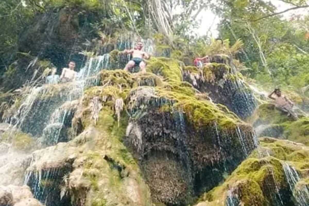 Air terjun Cunca Renging, Desa Gurung Turi, Kecamatan Lambaleda Selatan, Kabupaten Manggarai Timur, NTT merupakan satu dari sekian destinasi air terjun yang sering dikunjungi wisatawan Nusantara dan warga lokal, Minggu, (23/4/2023). (KOMPAS.com/Dok/Guru SMK Tiara Nusa Matim/Heri Bonera)