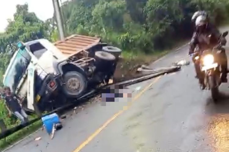 Truk Rem Blong Hantam Minibus di Kabupaten Bogor, Pedagang Roti Jadi Korban