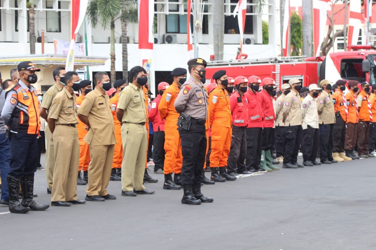 Apel pasukan tanggap bencana di halaman kantor Pemkab Jember pada Senin (25/10/2021)