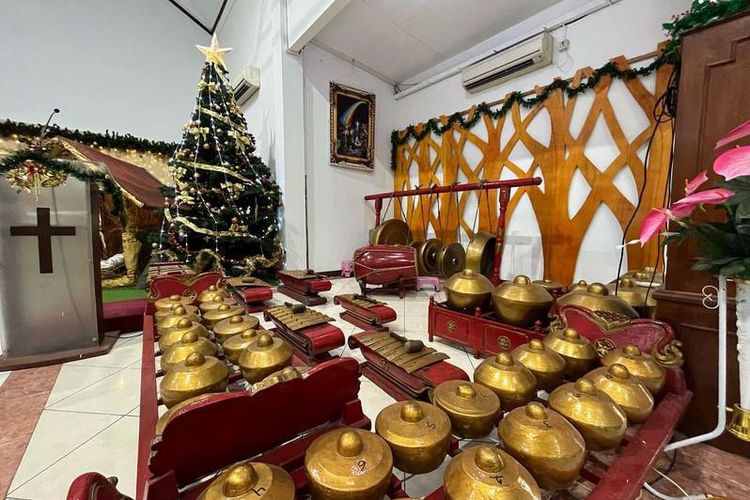 Gereja Kristen Jawa Tanjung Priok menggunakan gamelan saat beribadah, Minggu (24/12/2023). 