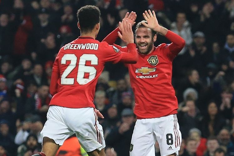 Penyerang Manchester United Mason Greenwood (kiri) merayakan gol dengan gelandang Juan Mata (kanan) dalam pertandingan Grup L Liga Europa antara Man United vs AZ Alkmaar di Stadion Old Trafford di Manchester, Inggris, pada 12 Desember 2019.