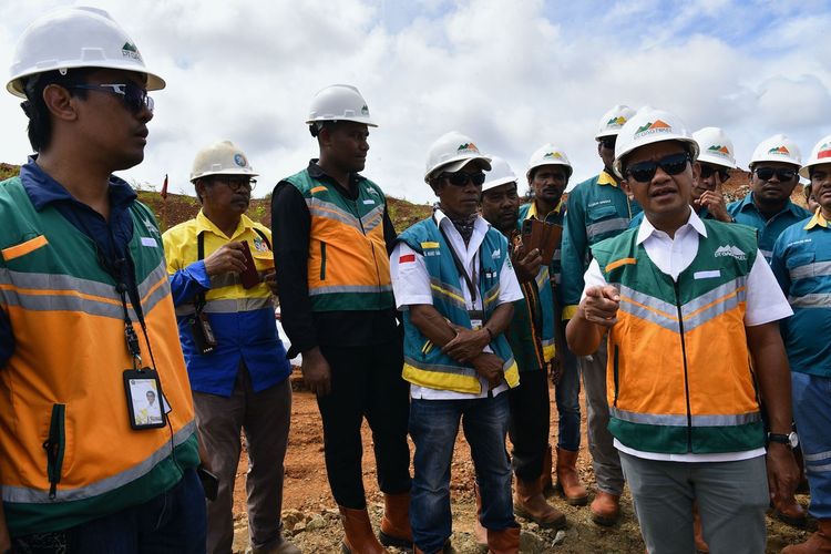 Menteri Energi dan Sumber Daya Mineral (ESDM) Bahlil Lahadalia meninjau tambang nikel di Raja Ampat seperti Pulau Gag yang dimiliki Antam.