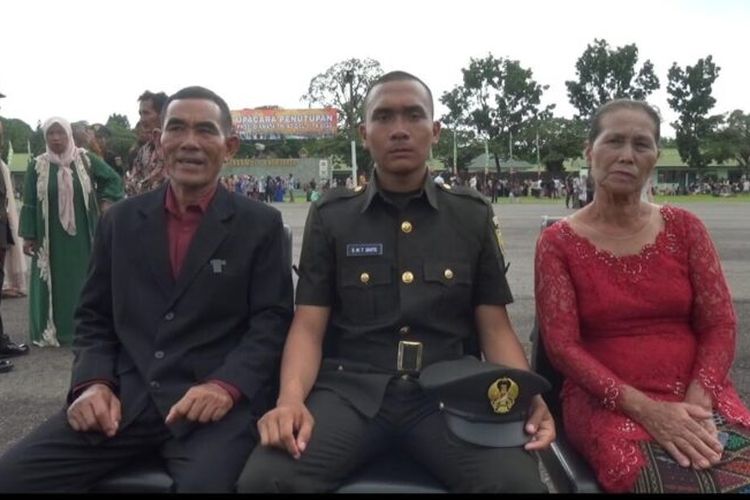 Buruh penyadap karet, Sahat Maruli Tua Sihite setelah dilantik jadi TNI AD di Rindam II/Swj dengan pangkat Prajurit Dua (Prada)