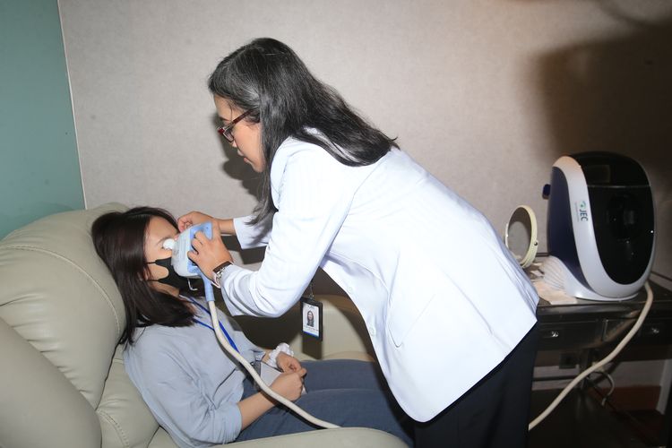 Dr. Nina Asrini Noor, SpM, Dokter Spesialis Mata dan Ketua Dry Eye Service JEC Eye Hospitals and Clinics sedang menjalankan terapi E-eye® Intense Pulse Light (IPL)