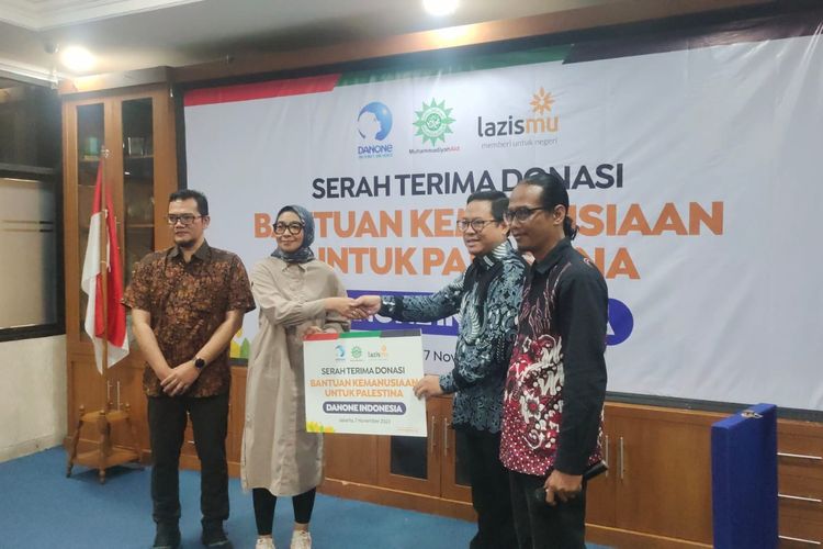 Merah terima donasi dari Danone Indonesia untuk Palestina yang diamanatkan kepada Lazismu.
