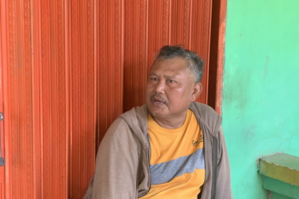 Masdi (53) warga Kampung Gubug mengungkapkan awal mula penemuan sumber minyak di Desa Sukawijaya, Kacamatan Tambelan, Kabupaten Bekasi, Rabu (20/12/2023).