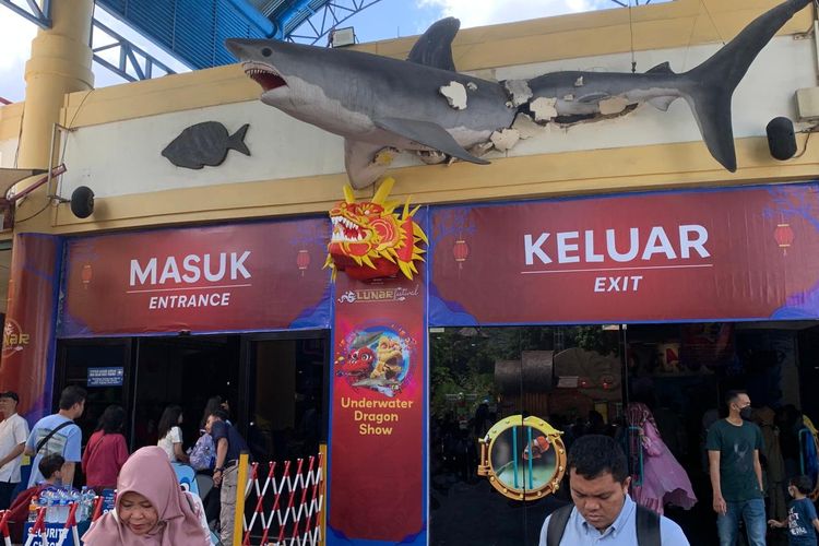 Menyambut perayaan Tahun Baru Imlek 2024, taman rekreasi Ancol, Jakarta Utara, menambah beberapa wahana baru seperti pertunjukkan Barongsai di dalam air dan Paus Cottage Putri Duyung Ancol, Kamis (8/2/2024). 