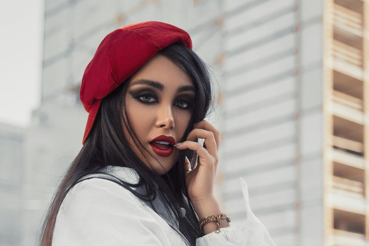 Ilustrasi makeup bernuansa merah.