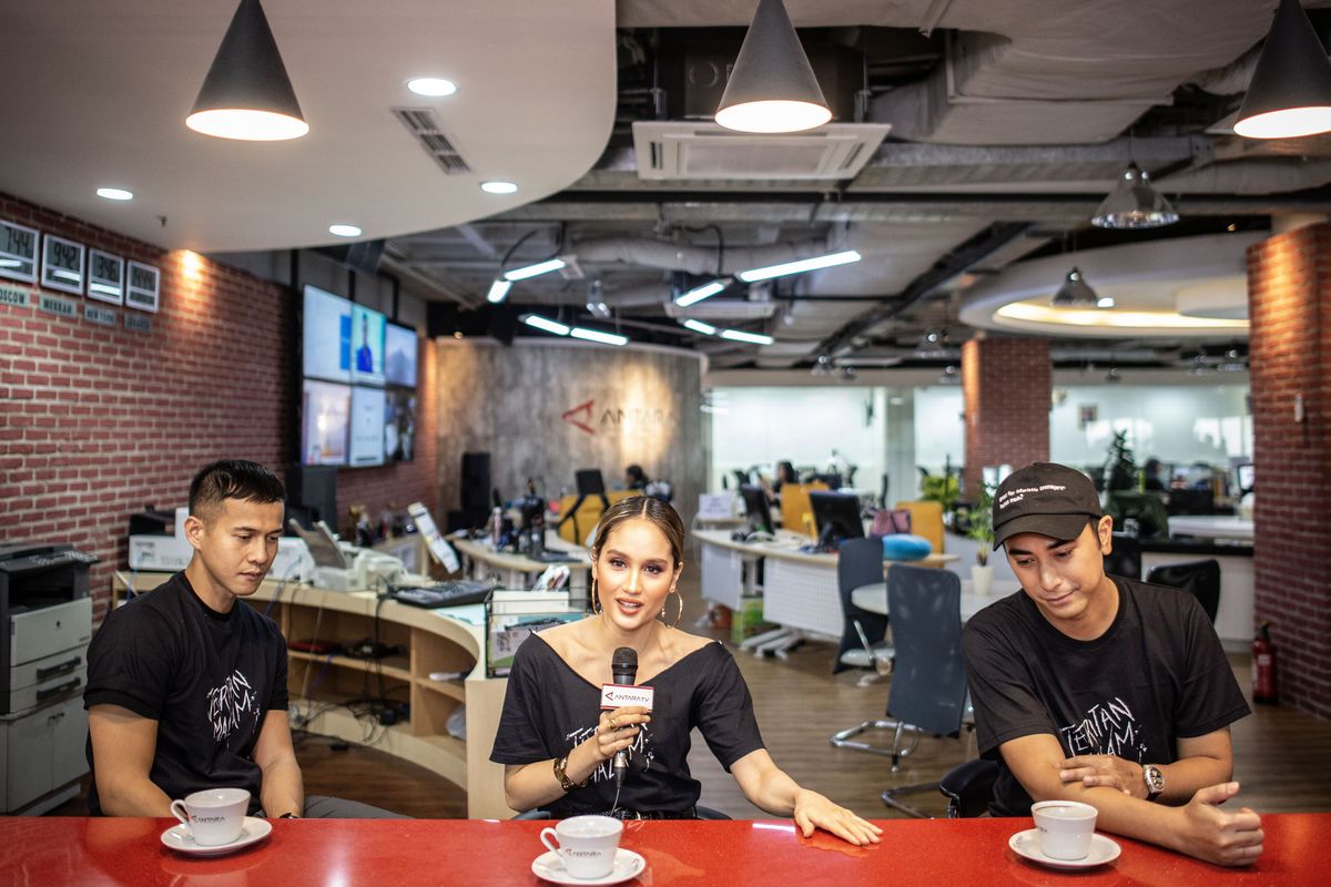 Aktor dan aktris pemeran film Jeritan Malam, Cinta Laura (tengah), Herjunot Ali (kiri) dan Winky Wiryawan (kanan) berbicara dalam sesi wawancara khusus dengan Kantor Berita Antara di ruang redaksi Antara di Jakarta, Senin (28/10/2019). Wawancara khusus tersebut dalam rangka promosi film Jeritan Malam yang akan tayang pada 12 Desember 2019 di seluruh bioskop di Indonesia. 