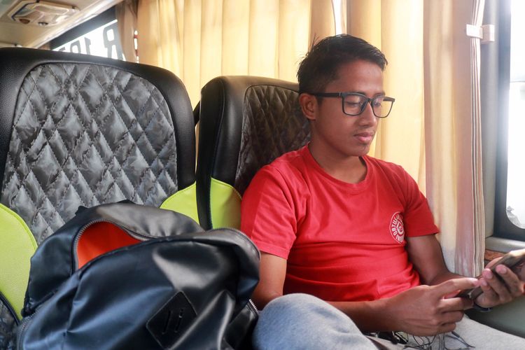 Pemain Madura United, Bayu Gatra di dalam bus saat menjalani perjalanan ke Bandung untuk mengikuti babak penyisihan grup A Piala Menpora 2021, Rabu (17/03/2021) pagi. 