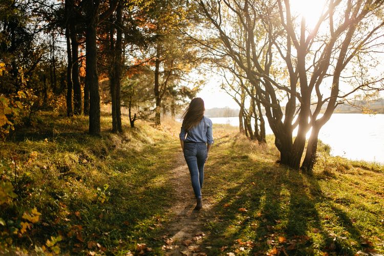 Acha Septriasa menerapkan gaya hidup slow living setelah bercerai dengan Vicky Kharisma. Bagaimana cara menerapkan slow living?
