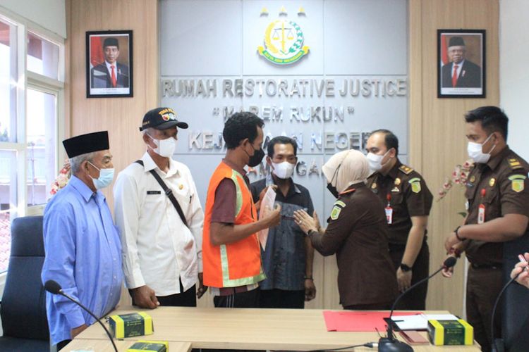 Agenda restorative justice oleh Kejari Lamongan terhadap SL, yang sempat didakwa melakukan tindak pencurian barang-barang milik mantan istrinya di Lamongan, Jawa Timur.