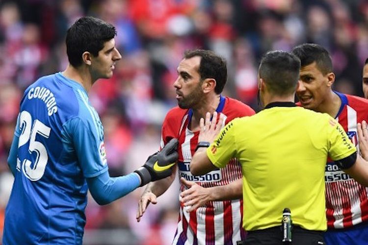 Thibaut Courtois tampak terlibat friksi dengan pemain lawan pada laga Atletico Madrid vs Real Madrid dalam lanjutan La Liga Spanyol di Stadion Wanda Metropolitano, 9 Februari 2019. 