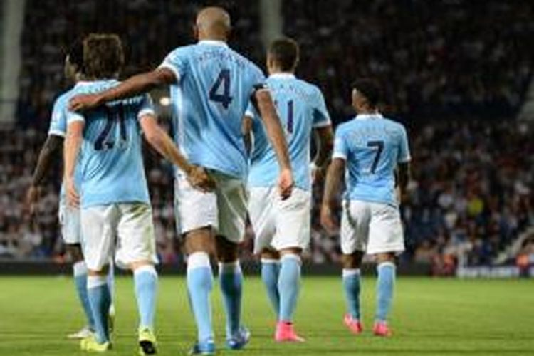 (kiri ke kanan) David Silva, Vincent Kompany, Aleksandar Kolarov dan Raheem Sterling merayakan gol Manchester City ke gawang Swansea City, pada laga kontra Swansea City, Senin waktu setempat atau Selasa (11/8/2015) dini hari WIB.