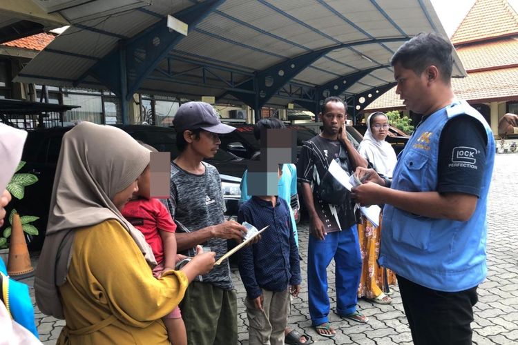 Dinsos Jatim Pulangkan Belasan Orang Terlantar di Surabaya Selama Libur Lebaran 2026