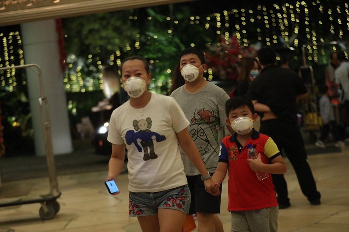 Tamu hotel terlihat memakai masker di Hotel Shangrila’s Rasa Sentosa Resort and Spa di Pulau Sentosa, Singapura. Hotel ini ditinggali oleh korban pertama di Singapura yang terinfeksi virus corona.