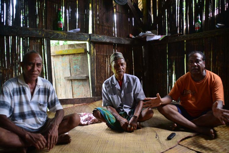 Dari kiri ke kanan, Kepala Suku Kengge, Leonardus Wendo didampingi tua adat lainnya, David Ndau dan David Jani sedang membahas kelanjutan ritus-ritus adat pasca ritus Podo Puzu, Sabtu (2/12/2017) di Kampung Padarambu, Kelurahan Watunggene, Kecamatan Kota Komba, Kabupaten Manggarai Timur, Flores, NTT.