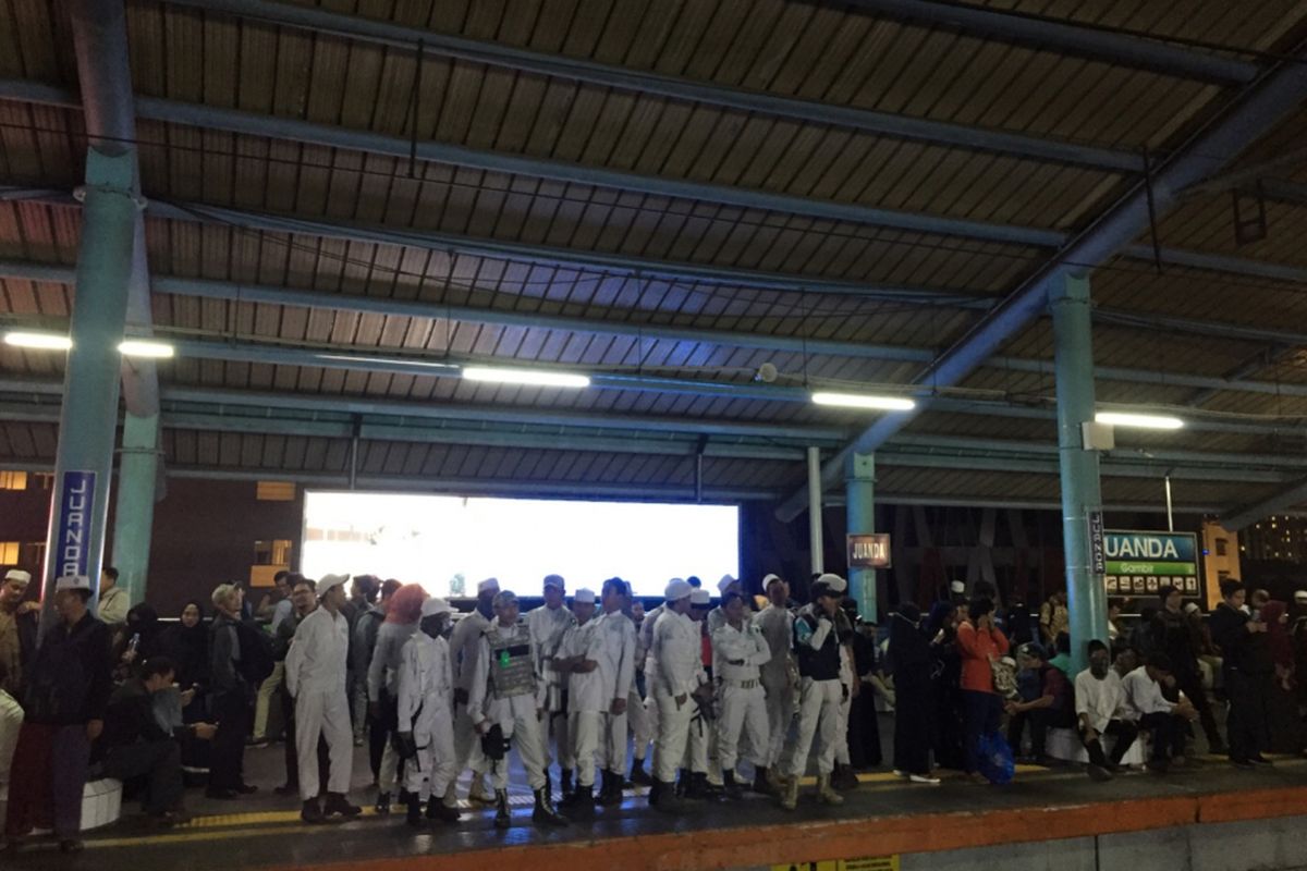 Massa Aksi 67 Menunggu Datangnya Kereta di Stasiun Gondangdia, Jumat (7/7/2018)