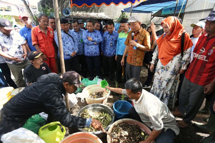 Wakil Wali Kota Bandung Yana Mulyana melihat pelatihan proses pengolahan sampah menggunakan metode biocompund di Kelurahan Babakan Sari, Kiaracondong, Kota Bandung, Senin (17/12/2018).