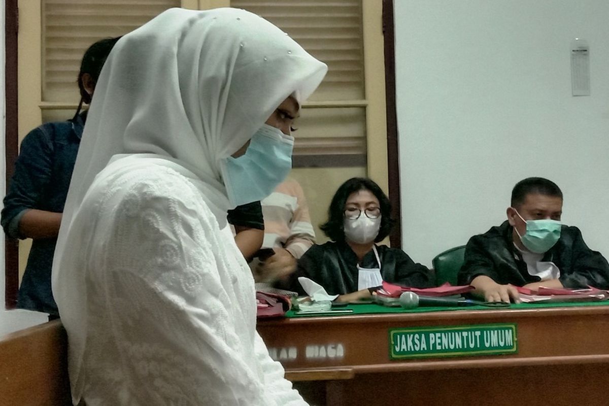 Febi Nur Amelia, perempuan yang jadi terdakwa gara-gara mengunggah status di Instagram berisi tagihan utang kepada Fitriani Manurung yang disebut-sebut istri Kombes Ilsarudin divonis bebas oleh majelis hakim yang diketuai Sri Wahyuni di PN Medan, Selasa (6/10/2020)