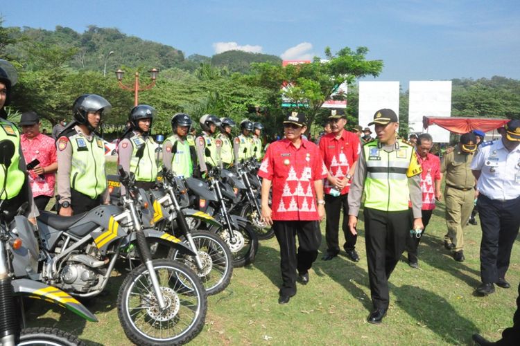 Bupati Semarang Mundjirin dan Kapolres Semarang AKBP Agus Nugro mengecek kesiapan petugas saat gelar pasukan Operasi Ketupat Candi 2018 di Alun-alun Bung Karno, Ungaran, Kabupaten Semarang, Rabu (6/6/2018).