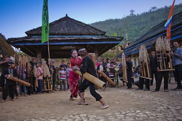 Aksi kesenian yang ditampilkan warga adat Desa Ciptagelar, salah satu tempat wisata di Sukabumi.