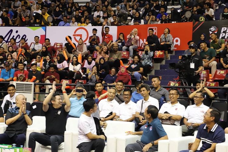 Jan Ethes Srinarendra dan Gibran Rakabuming Raka saat hadir di GOR Sritex untuk menyaksikan Final Piala Presiden Basket 2019 antara Satria Muda vs Amartha Hangtuah, Minggu 24 November 2019.