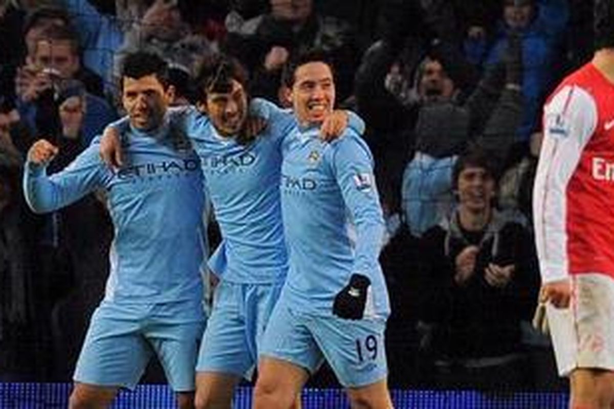 Gelandang Manchester City, David Silva (kedua dari kiri), merayakan golnya ke gawang Arsenal, pada laga Premier League, di Etihad Stadium, Minggu (18/12/2011).