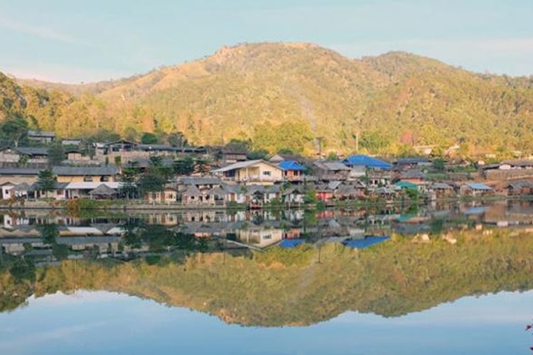 Rak Thai Village di Provinsi Mae Hong Son, Thailand. ‘Rak Thai’ berarti ‘Cinta Thailand’.
