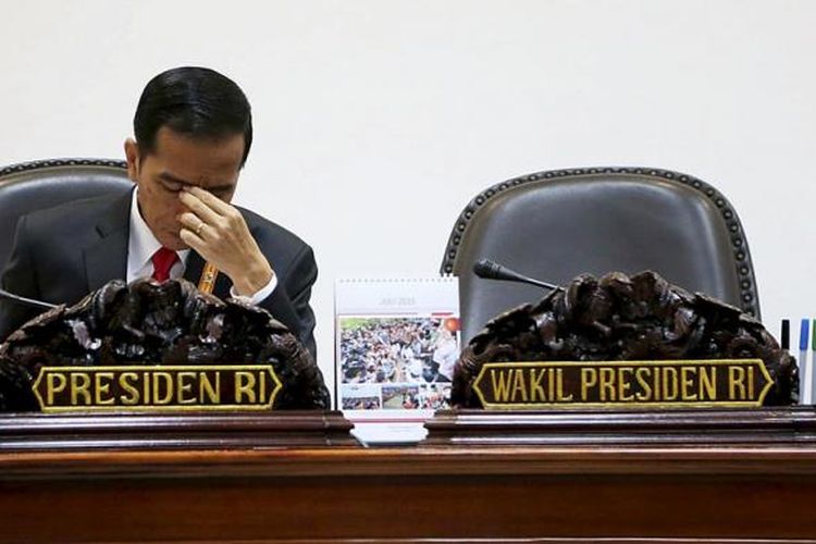 Presiden Joko Widodo saat memimpin rapat terbatas terkait pembentukan daerah otonom baru di Kantor Presiden, Jakarta, Rabu (8/7/2015). Presiden Joko Widodo dinilai banyak memanfaatkan momentum pergantian sejumlah pimpinan lembaga negara untuk mengonsolidasi kekuasaannya.