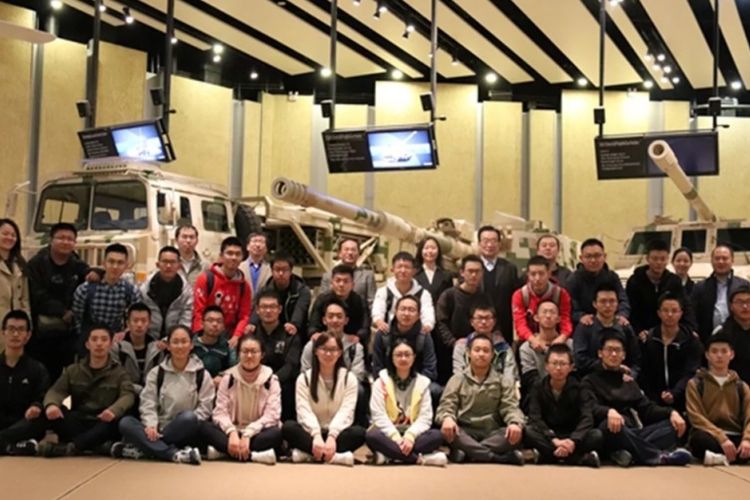 Para siswa terpilih yang direkrut untuk menjalani program senjata AI di Institut Teknologi Beijing.
