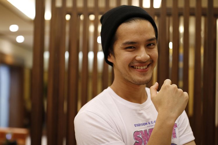 Morgan Oey berpose usai mengunjungi redaksi Kompas.com di Gedung Kompas Gramedia, Jakarta, Selasa (13/6/2017). Ia tengah mempromosikan film Sweet 20 yang dibintanginya dan dijadwalkan tayang serentak di gedung bioskop Tanah Air mulai 25 Juni mendatang.