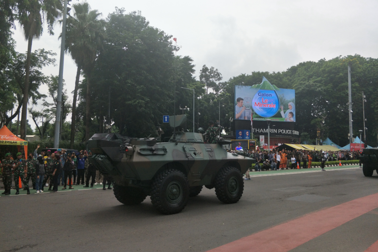 Kendaraan tempur TNI melintasi kawasan Bundaran HI saat Parade Alutsista HUT ke-77 TNI, Rabu (5/10/2022).