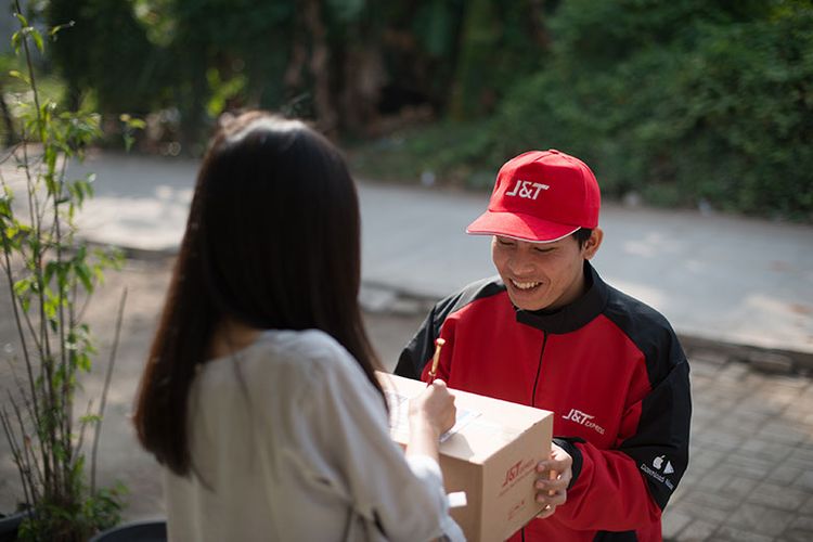 J&T Express mengirimkan Paket Kepada pelanggan.