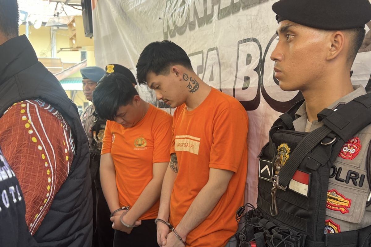 Polisi menangkap dua kakak beradik WR (25) dan ER (22) yang merekrut 70 selebgram untuk mempromosikan situs judi online di Kota Bogor, Jawa Barat.