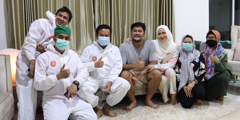 Pasangan pesinetron Ryana Dhea dan Puadin Redi bersama tim medis dari Klinik Rumah Sunat dr.Mahdian.
