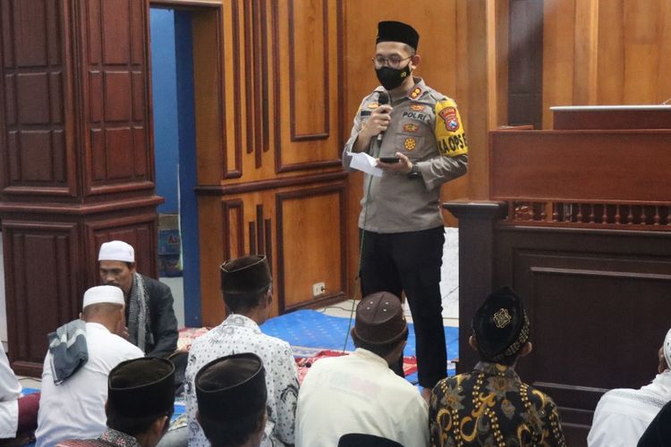 Kapolres Bondowoso AKBP Wimboko saat melaksanakan kegiatan shubuh keliling ke sejumlah tempat 