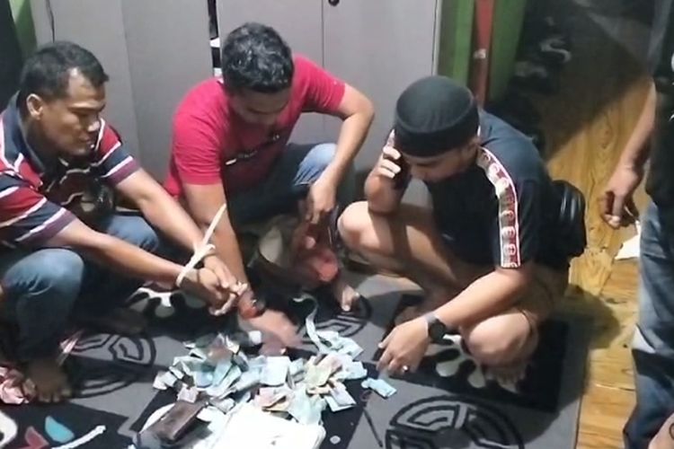 Tim Ditresnarkoba Polda Riau saat menangkap seorang bandar narkoba di kawasan Jalan Pangeran Hidayat, Kota Pekanbaru, Riau, Selasa (26/3/2024).