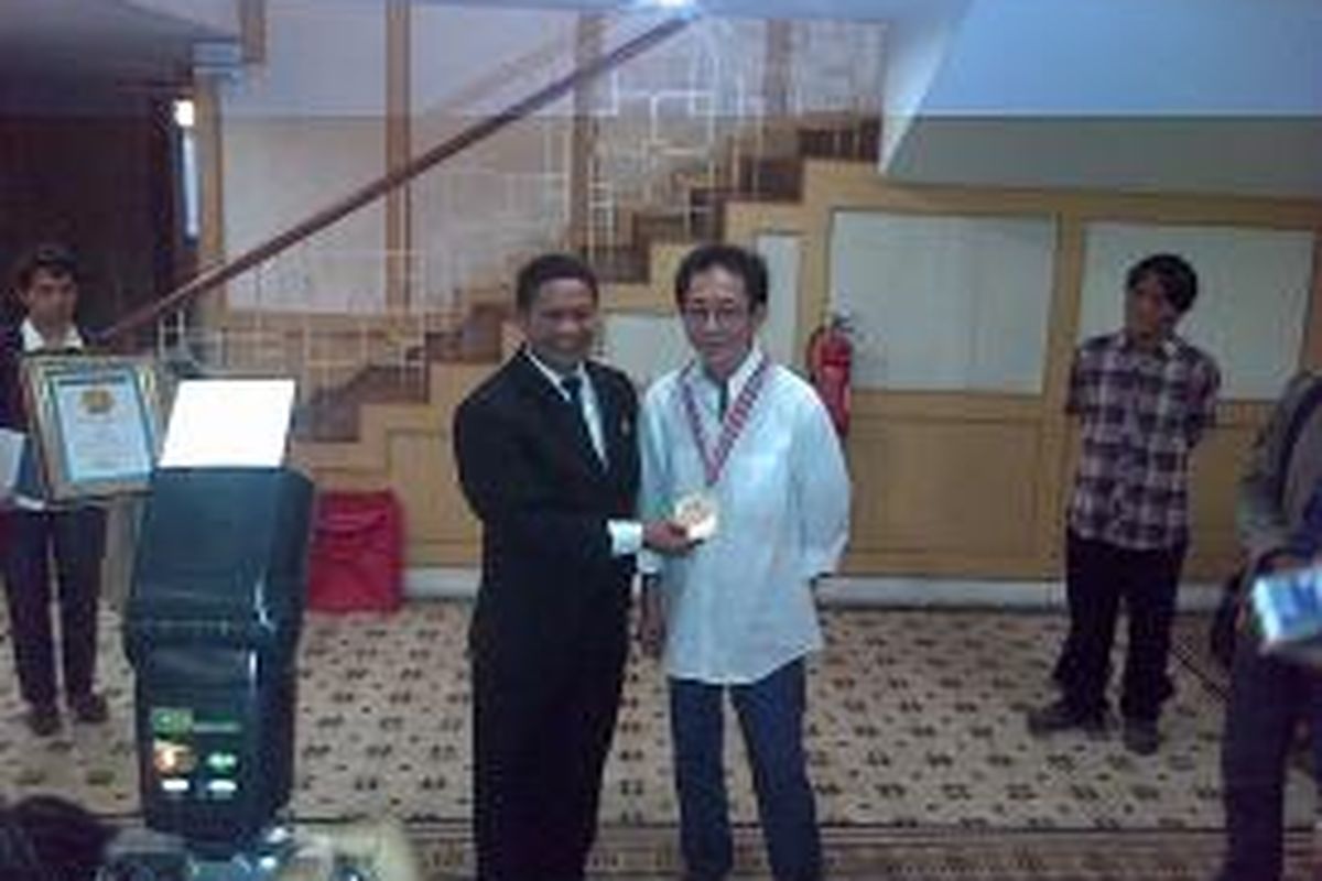 Direktur Leprid Paulus Pangka menyerahkan piagam penghargaan kepada Direktur Utama PT Sido Muncul Irwan Hidayat di Semarang, Selasa (30/6/2015) malam