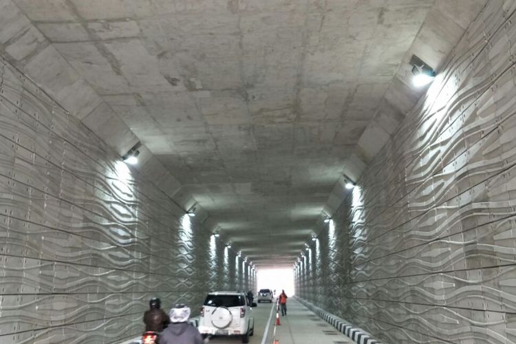 Lampu untuk mempercantik Underpass Kartini di Jalan RA Kartini, Kebayoran Lama, Jakarta Selatan, bermotif air mengalir. Foto diambil Jumat (23/2/2018).