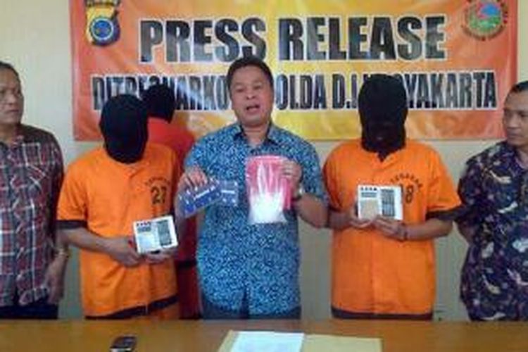 Direktur Reserse Narkoba Polda DIY Kombes Pol Andi Fairan menunjukan sabu-sabu yang di jual oleh Fg dan Fn, Jumat (5/12/2014).