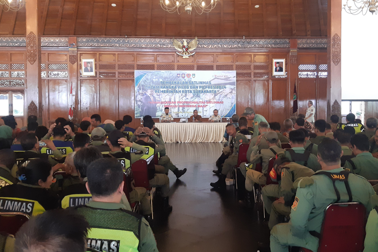 Seluruh anggota satuan perlindungan masyarakat (Satlinmas) di Solo, Jawa Tengah dikumpulkan di Pendapi Gede Kompleks Balai Kota pada Selasa (22/11/2023).