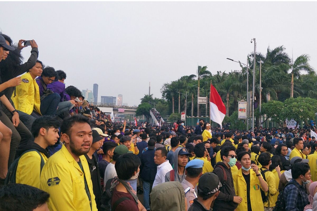 Kondisi massa di depan Gedung DPR,  Jalan Gatot Subroto, Jakarta Pusat, Senin (23/2019).