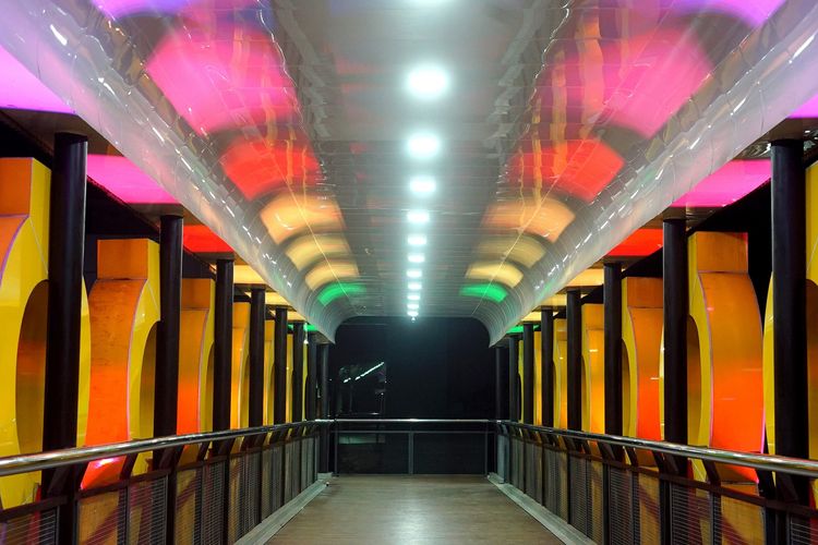 Jembatan Penyeberangan Orang (JPO) di Atrium Senen, Jakarta Pusat, dipercantik dengan LED Philis dari Signify