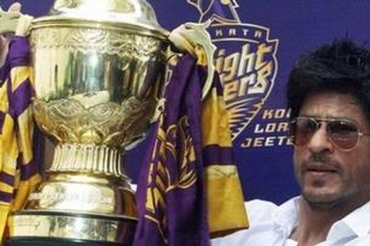 Aktor Bollywood, Shah Rukh Khan, mengangkat trofi Indian Premier League (IPL) dalam konferensi pers di Mumbai, 30 Mei 2012. Tim kriket miliknya, Kolkata Knight Riders, berhasil menjuarai IPL 2012 setelah mengalahkan Chennai Super Kings, 27 Mei lalu.
