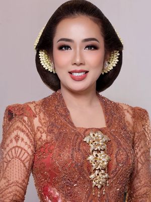 Penampilan Soimah saat menikahkan anak jadi sorotan. Kebaya, sanggul, dan riasannya dinilai kental dengan pakem adat Jawa.
